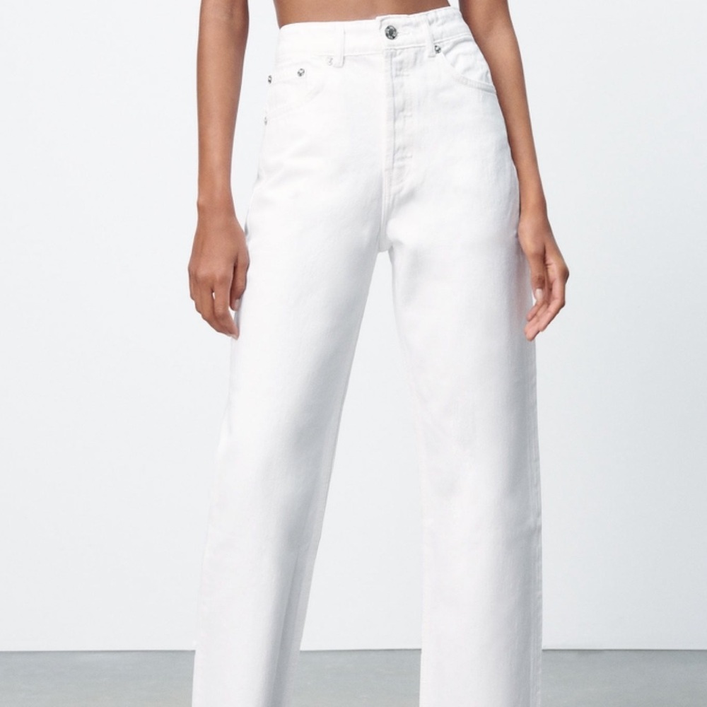 STRAIGHT LEG JEANS